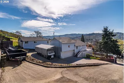 918 NE Malheur Ave, Roseburg, OR 97470 - Photo 2