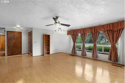 2219 NW Troost St, Roseburg, OR 97471 - Photo 4