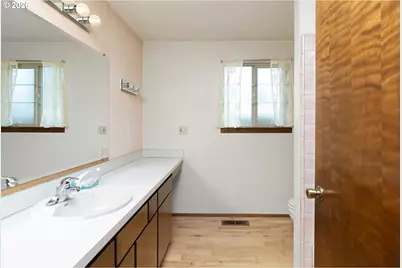 2219 NW Troost St, Roseburg, OR 97471 - Photo 22