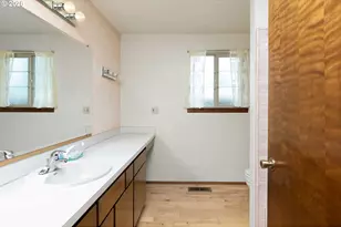 2219 NW Troost St, Roseburg, OR 97471 - Photo 22
