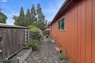 2219 NW Troost St, Roseburg, OR 97471 - Photo 26