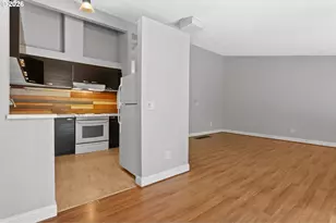6837 NE Claremont Ave, Portland, OR 97211 - Photo 8