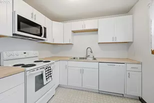 12130 SE Reedway St, Portland, OR 97266 - Photo 4