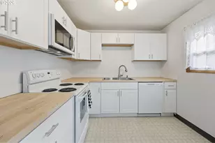 12130 SE Reedway St, Portland, OR 97266 - Photo 2