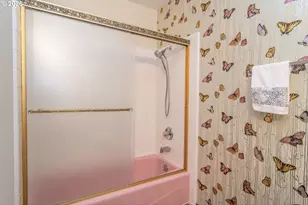 890 W Hickory St, Roseburg, OR 97471 - Photo 18