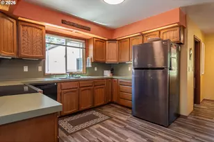 890 W Hickory St, Roseburg, OR 97471 - Photo 10
