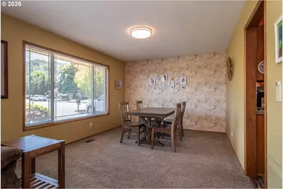890 W Hickory St, Roseburg, OR 97471 - Photo 6