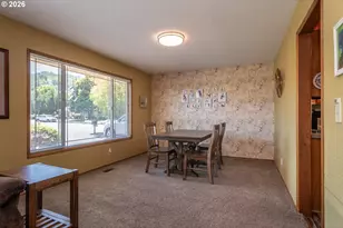 890 W Hickory St, Roseburg, OR 97471 - Photo 6
