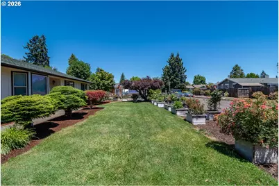 890 W Hickory St, Roseburg, OR 97471 - Photo 2