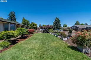 890 W Hickory St, Roseburg, OR 97471 - Photo 2