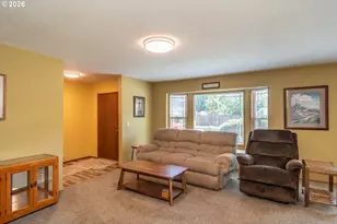 890 W Hickory St, Roseburg, OR 97471 - Photo 4
