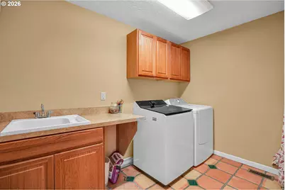 325 Ash St, Silverton, OR 97381 - Photo 14