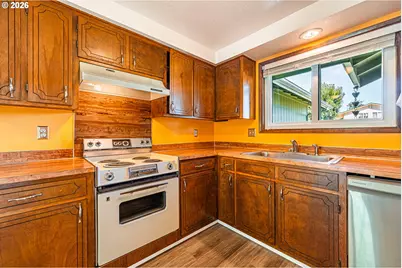 6323 B St, Springfield, OR 97478 - Photo 8