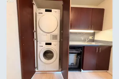 2020 SW Main St #402, Portland, OR 97205 - Photo 8