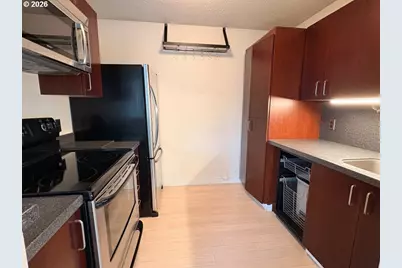 2020 SW Main St #402, Portland, OR 97205 - Photo 6