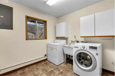 10416 NE Davis St, Portland, OR 97220 - Photo 32