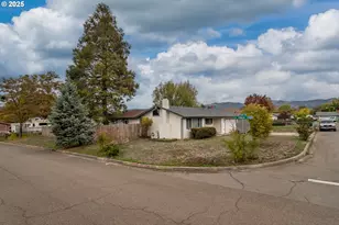 10 Carmel Ct, Roseburg, OR 97471 - Photo 4