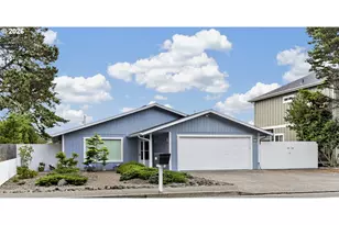 1142 9th St, Florence, OR 97439 - Photo 34