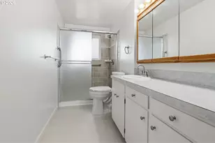2049 W Hayes St, Woodburn, OR 97071 - Photo 18