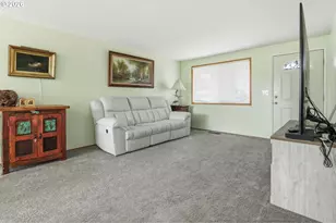 2049 W Hayes St, Woodburn, OR 97071 - Photo 8