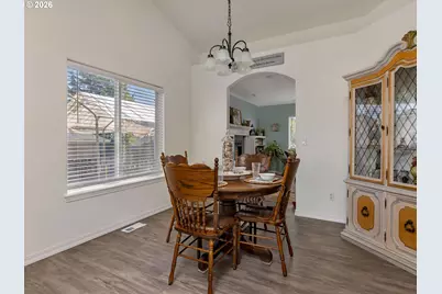 869 E 9th Ct, Lafayette, OR 97127 - Photo 8