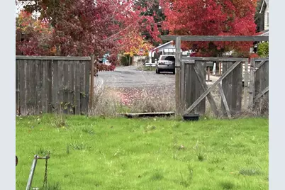 804 W N St, Springfield, OR 97477 - Photo 4