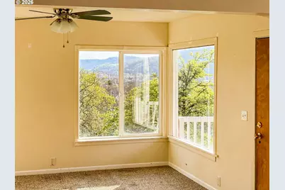 833 NE Jackson St, Roseburg, OR 97470 - Photo 6