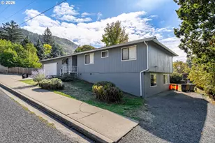 1093 NE Hillcrest Dr, Grants Pass, OR 97526 - Photo 2