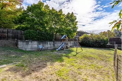 1093 NE Hillcrest Dr, Grants Pass, OR 97526 - Photo 24