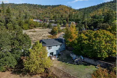 1093 NE Hillcrest Dr, Grants Pass, OR 97526 - Photo 20