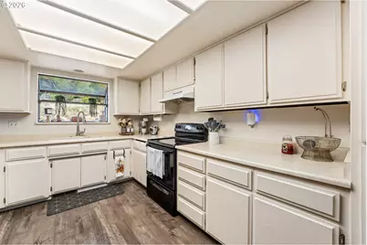 1093 NE Hillcrest Dr, Grants Pass, OR 97526 - Photo 4