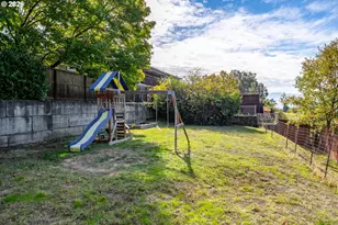 1093 NE Hillcrest Dr, Grants Pass, OR 97526 - Photo 22