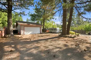 828 NW Florida Ave, Bend, OR 97703 - Photo 2