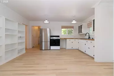 125 W 11th St, Florence, OR 97439 - Photo 8