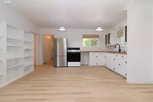 125 W 11th St, Florence, OR 97439 - Photo 8