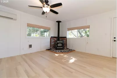 125 W 11th St, Florence, OR 97439 - Photo 6