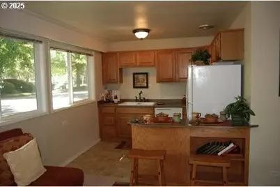 2064 W 17th Ave, Eugene, OR 97402 - Photo 2