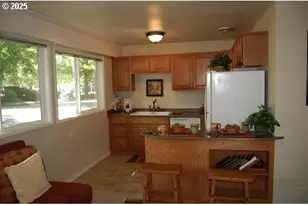 2064 W 17th Ave, Eugene, OR 97402 - Photo 2