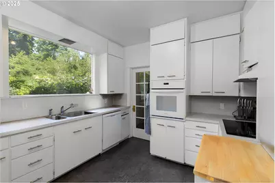 560 N 10th St, Coos Bay, OR 97420 - Photo 12