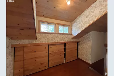 560 N 10th St, Coos Bay, OR 97420 - Photo 16