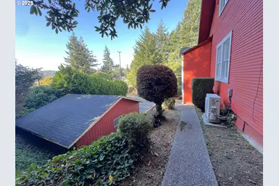 560 N 10th St, Coos Bay, OR 97420 - Photo 32