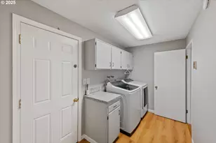 885 Oakway Dr, Coos Bay, OR 97420 - Photo 16