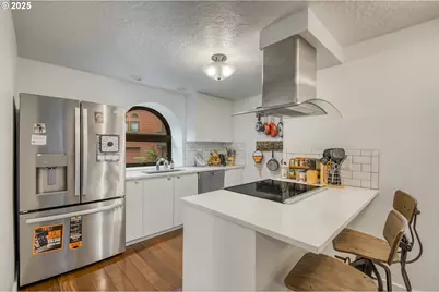 6196 SW Capitol Hwy, Portland, OR 97239 - Photo 6