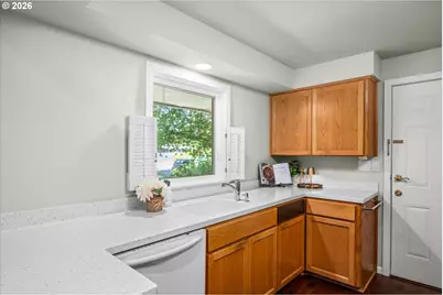 243 Dartmoor Dr, Eugene, OR 97401 - Photo 8