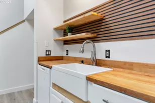 301 N 15th St, Hood River, OR 97031 - Photo 8