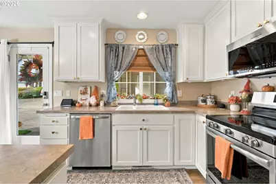 2011 N Redwood St, Canby, OR 97013 - Photo 8