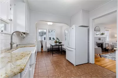 9324 N Burr Ave, Portland, OR 97203 - Photo 6