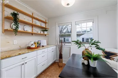 9324 N Burr Ave, Portland, OR 97203 - Photo 8