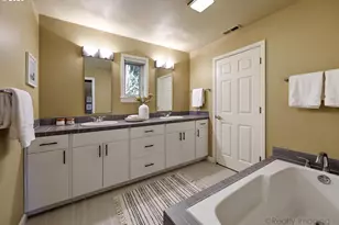 10205 NW Village Heights Dr, Portland, OR 97229 - Photo 20