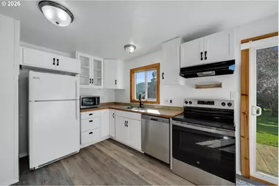 111 Cypress Ave, Garibaldi, OR 97118 - Photo 14